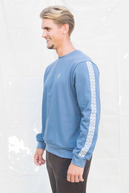 Basic sweater unisex middenblauw, zijaanzicht met klein geborduurd logo