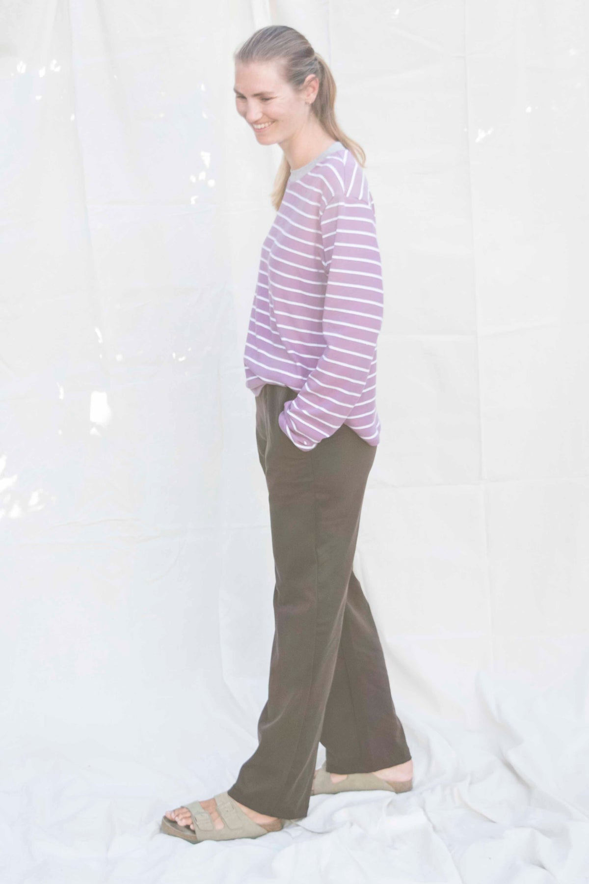 Serene pants donkerbruin, zijaanzicht gecombineerd met de Comfy longsleeve