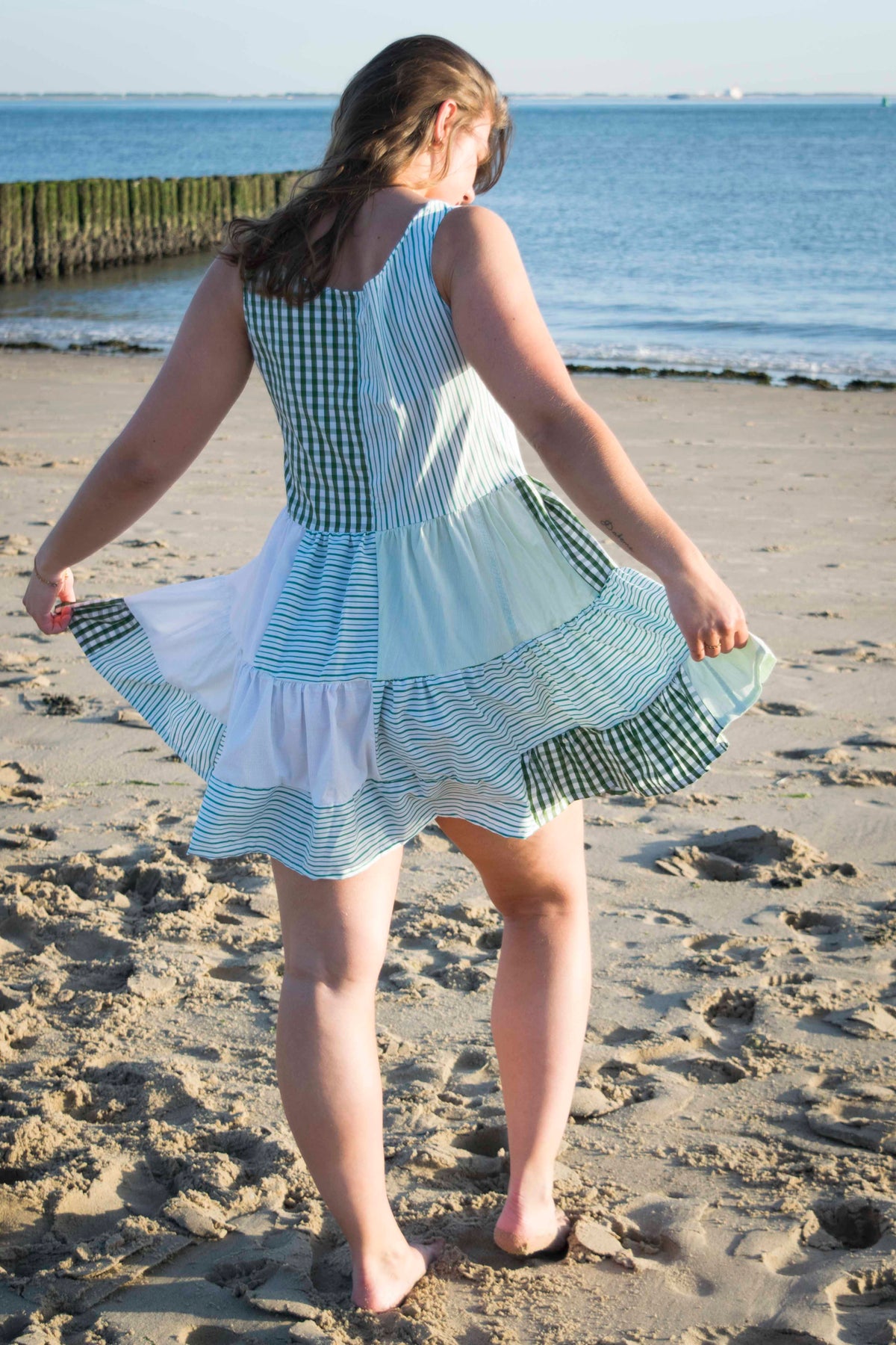 Remix Dreamer Dress Weiß und grünes Karo, Rückansicht mit schwingendem Rock
