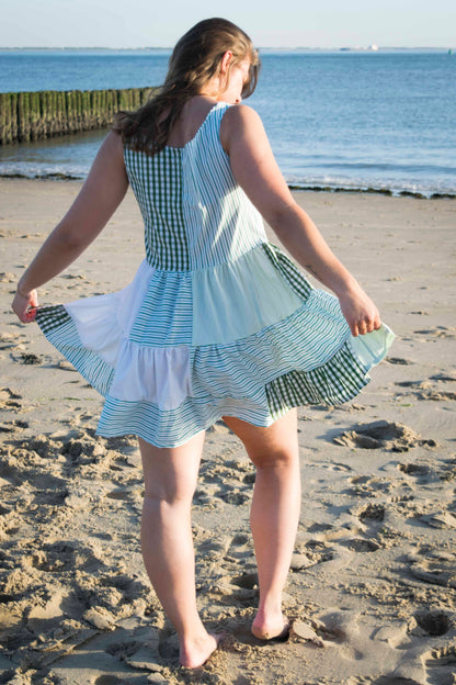 Remix Dreamer Dress Weiß und grünes Karo, Rückansicht mit schwingendem Rock