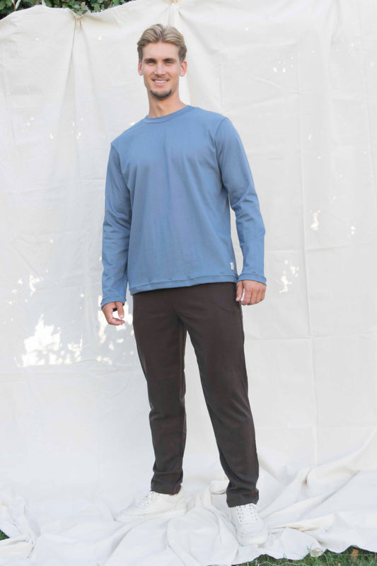 De broek soft in donkerbruin, unisex broek, vooraanzicht bij een man