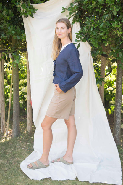 Bermuda shorts hazelnoot beige, zijaanzicht met de Daisy top linen