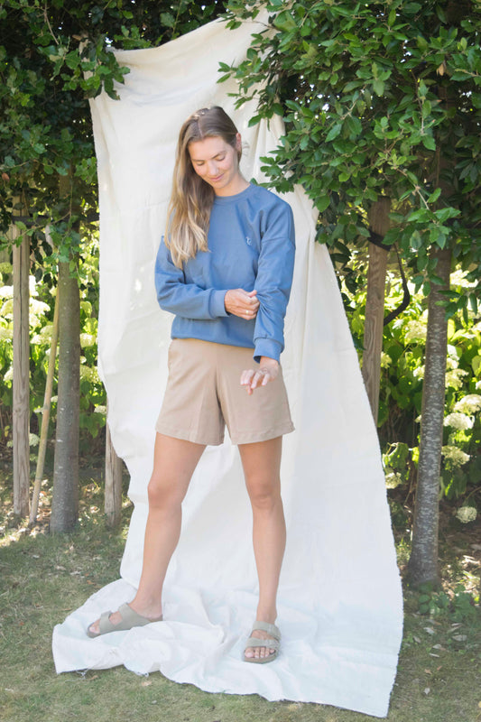 Room oversized sweater grijsblauw, vooraanzicht gedragen met de Vacay shorts