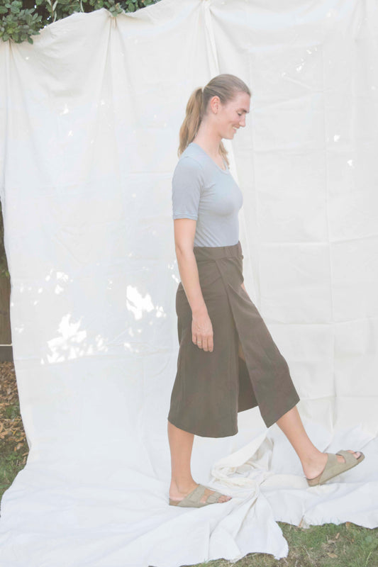 Jesse wrap skirt donkerbruin, zijaanzicht in beweging met open overslag