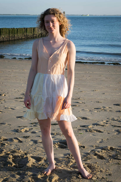 Remix dreamer dress perzik en crème, vooraanzicht van de hele jurk