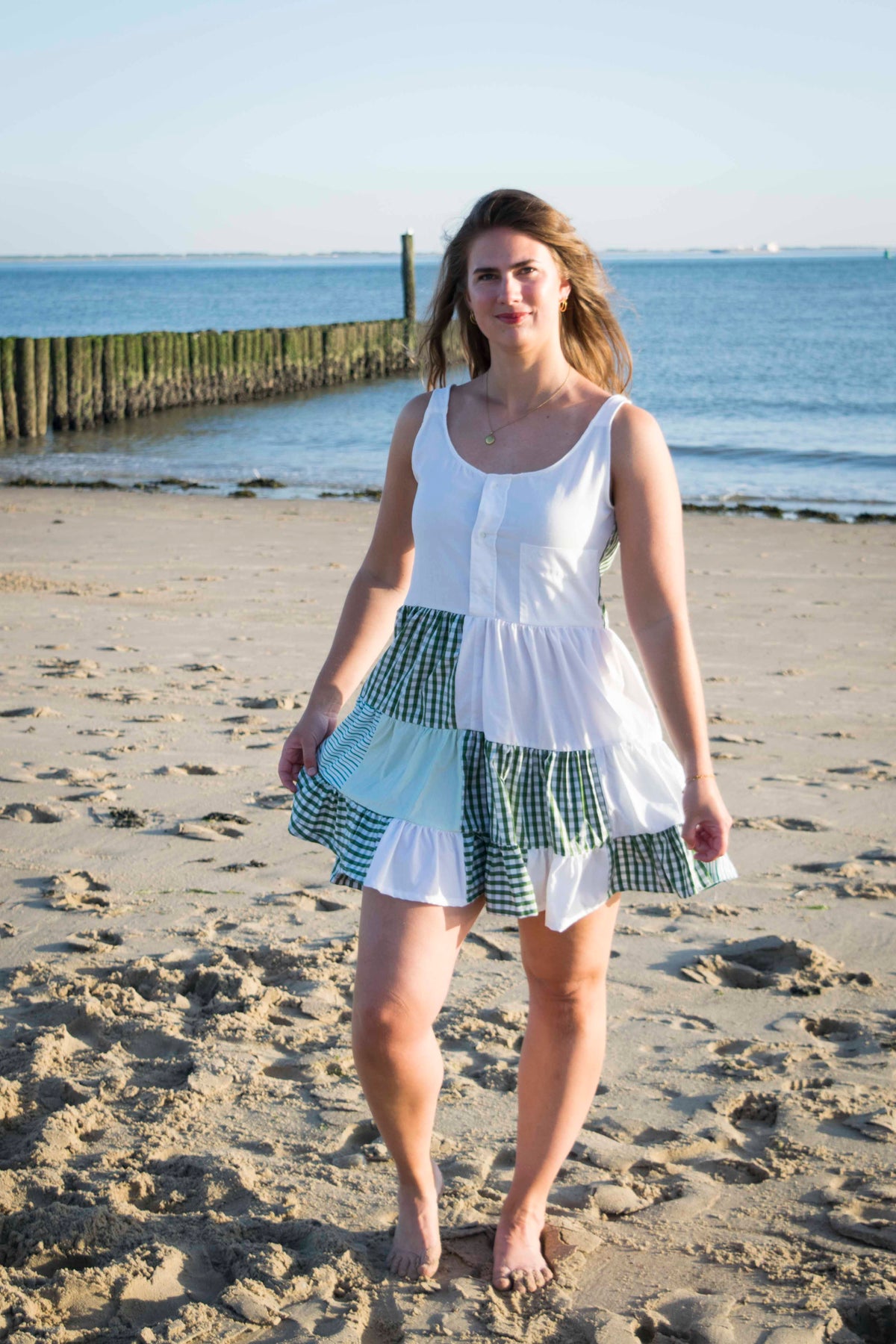 Remix Dreamer Dress One of a kind in Weiß und grünem Karo, Patchwork aus alten Hemden, am Strand