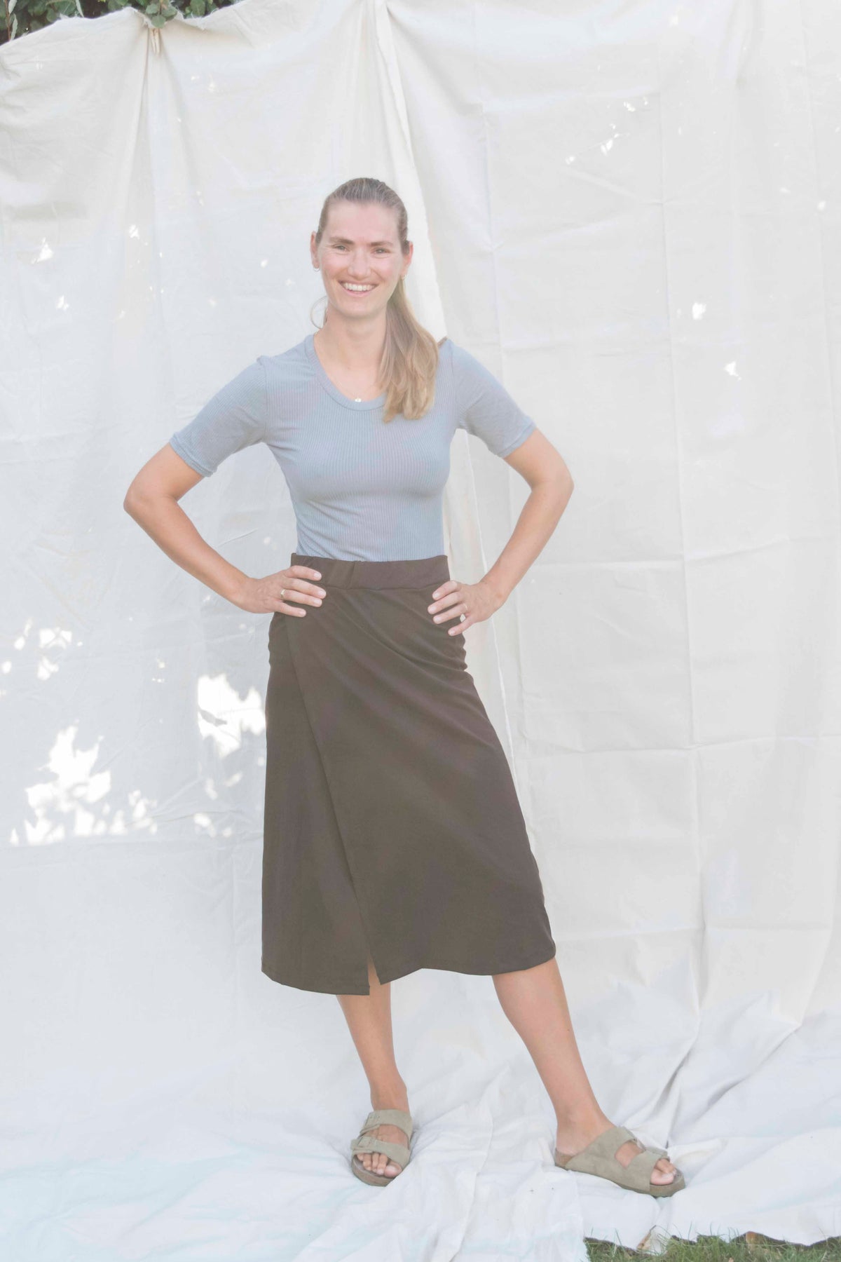 Jesse wrap skirt donkerbruin, vooraanzicht gedragen met de Rib top