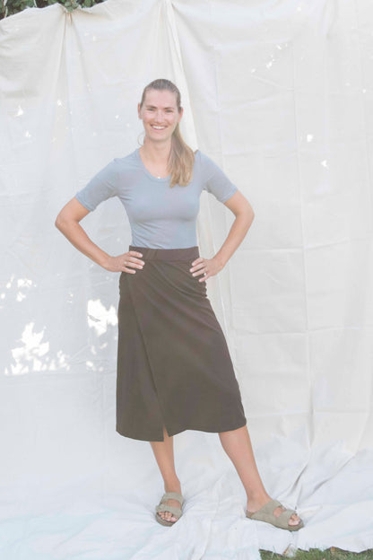 Jesse wrap skirt donkerbruin, vooraanzicht gedragen met de Rib top