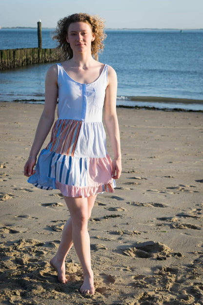 Remix Dreamer Dress One of a kind in Hellblau, Rosa und Streifen, Patchwork aus Hemden, am Strand