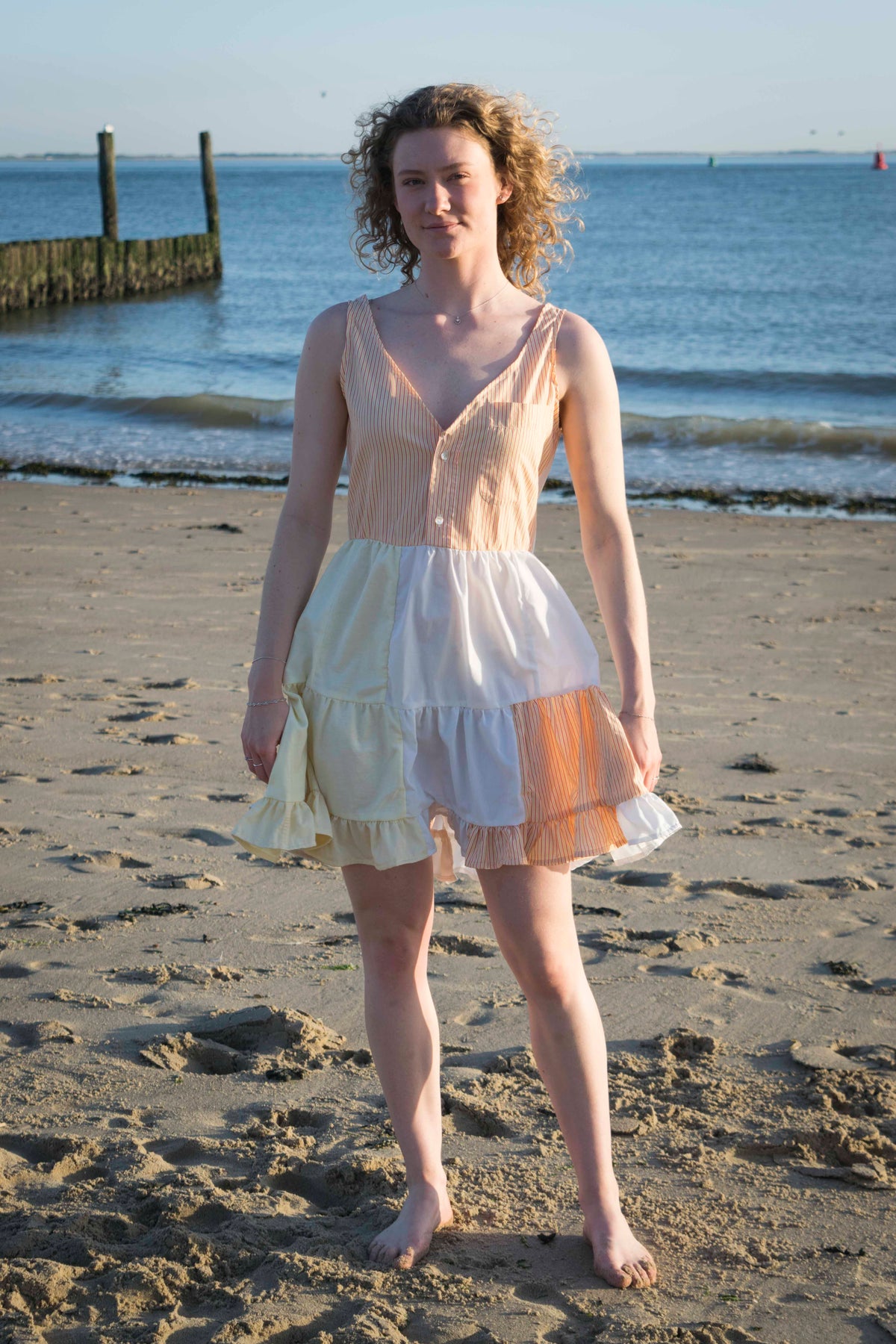 Remix dreamer dress perzik en crème, vooraanzicht met gelaagde rok