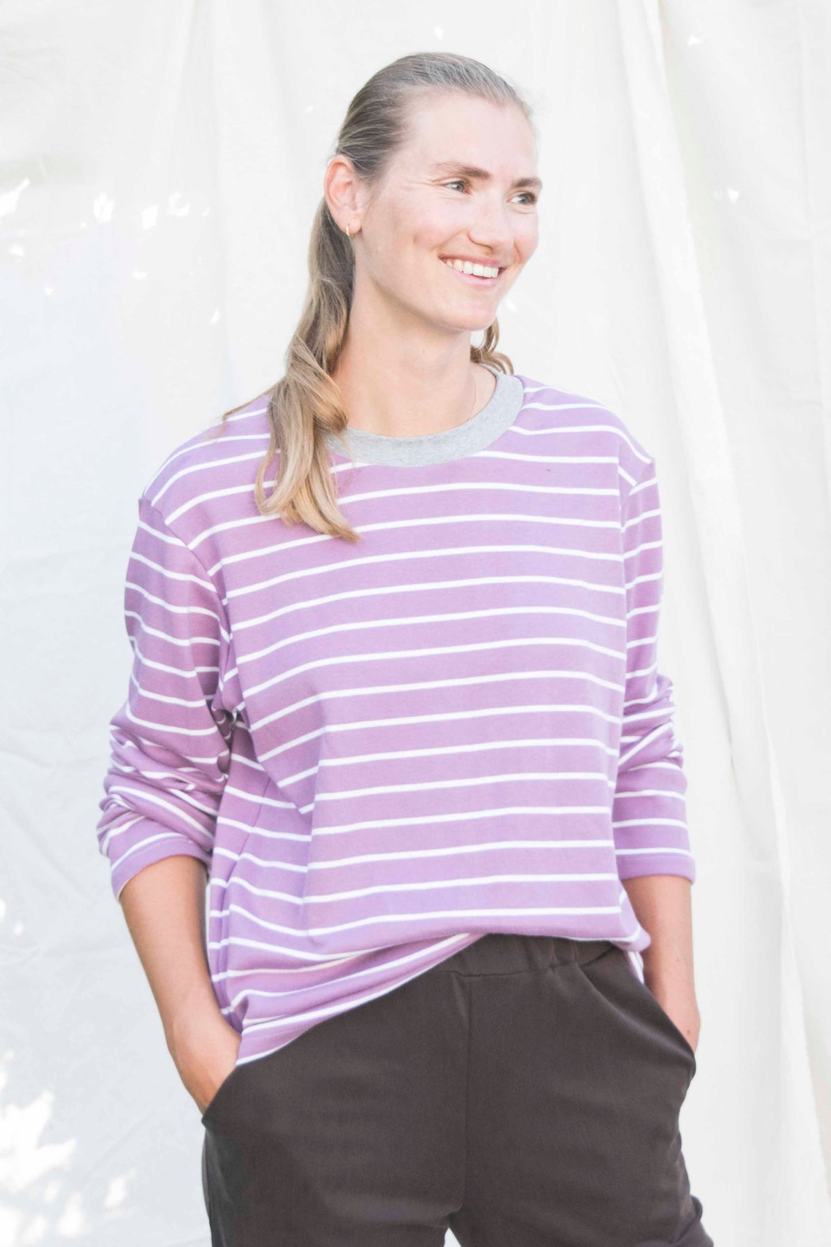 Comfy longsleeve in lila met witte strepen, vooraanzicht, gedragen met een donkere broek