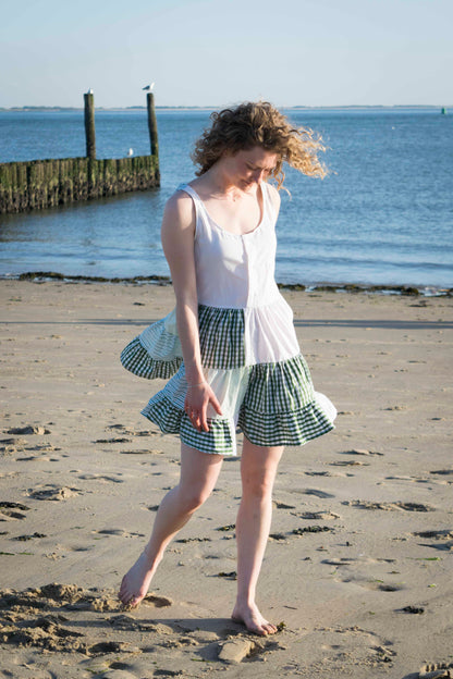 Remix Dreamer Dress Weiß und grünes Karo, in Bewegung am Strand