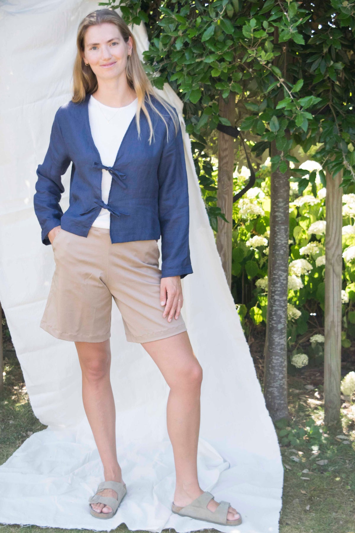 Bermuda shorts in hazelnoot beige, vooraanzicht tot net boven de knie