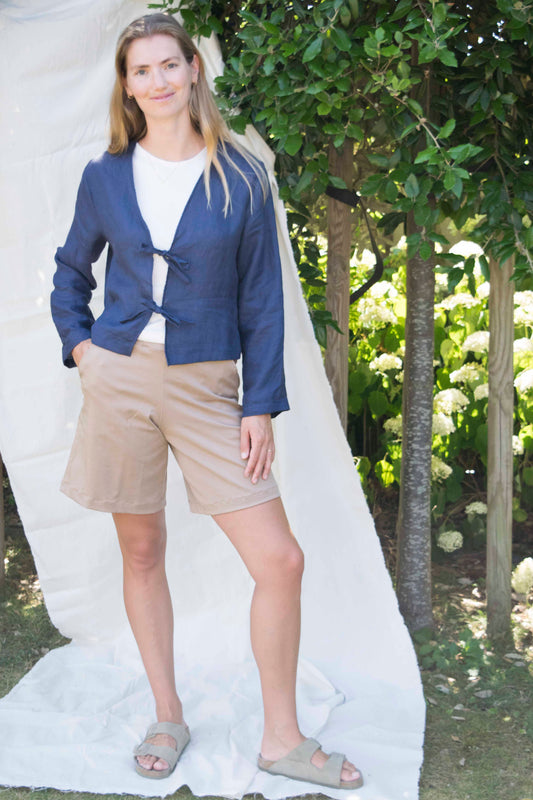 Bermuda shorts in hazelnoot beige, vooraanzicht tot net boven de knie