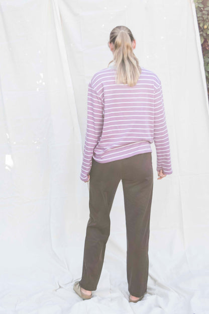 Serene pants donkerbruin, achteraanzicht van de rechte pijpen