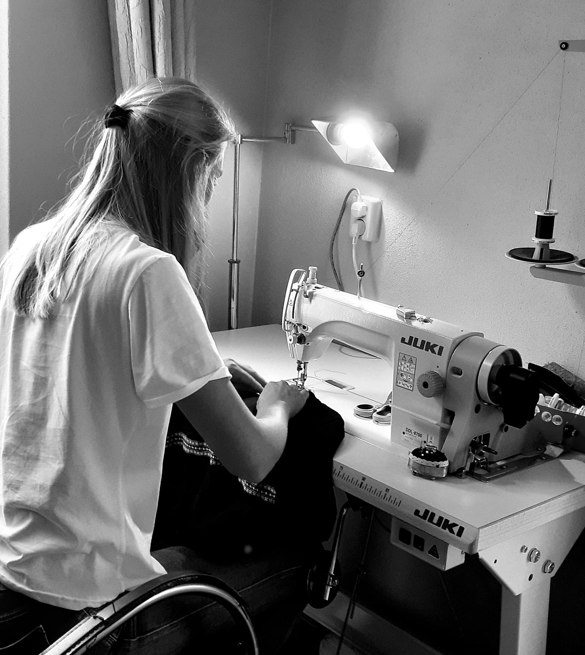 Lara aan de naaimachine in het atelier in Middelburg