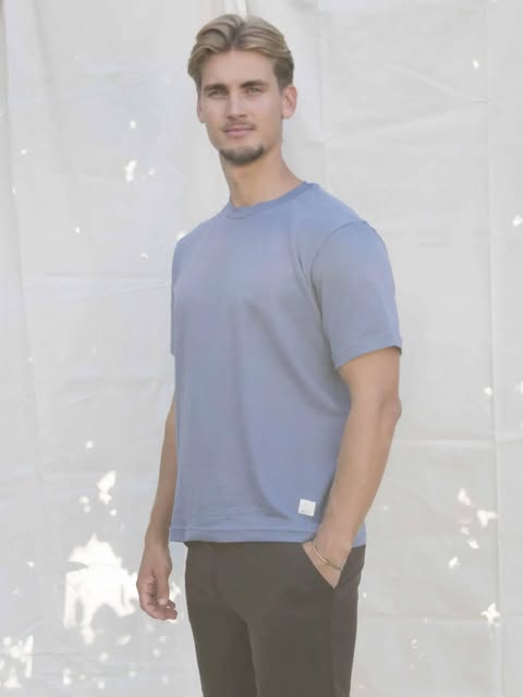Model in een lichtblauw T-shirt van ZWAAN